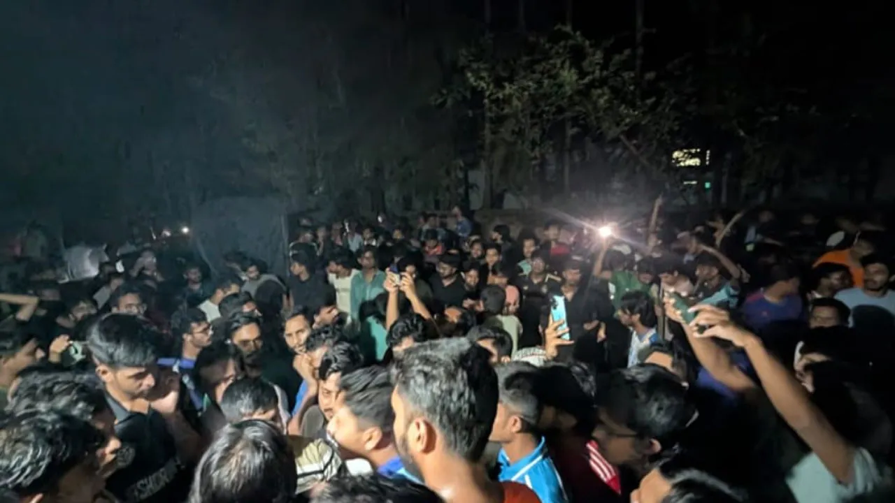 মাইকে ঘোষণার পর শিক্ষার্থী-স্থানীয়দের ভয়াবহ লড়াই, আহত অর্ধশতাধিক