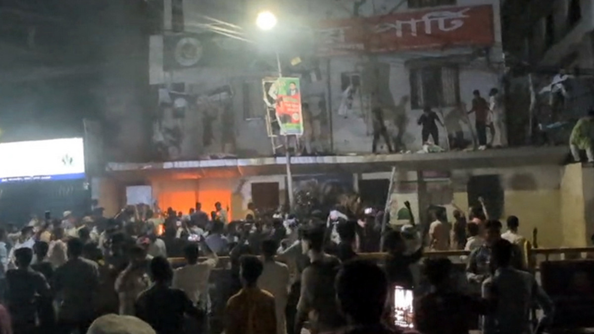 রাজধানীতে জাতীয় পার্টির কেন্দ্রীয় কার্যালয়ে আগুন ও ভাঙচুর, চাঞ্চল্য ছড়াল