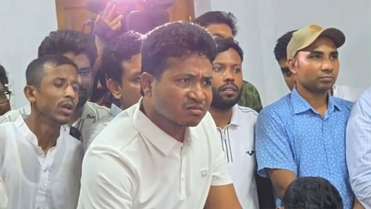 ঢাবি উপাচার্যকে টেবিল চাপিয়ে কড়া সতর্কবার্তা দিলেন ছাত্রদল সভাপতি
