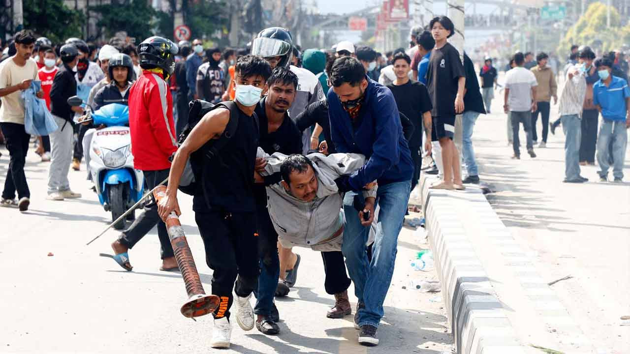 ছড়িয়ে পড়েছে বিক্ষোভ, আজও রাস্তায় তরুণরা