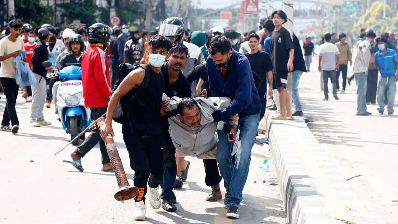 ছড়িয়ে পড়েছে বিক্ষোভ, আজও রাস্তায় তরুণরা
