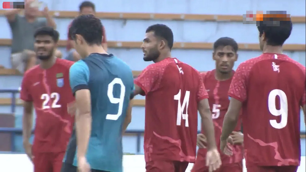 বাংলাদেশ বনাম সিঙ্গাপুর ম্যাচ: প্রথমার্ধের খেলা শেষ, জেনেনিন সর্বশেষ ফলাফল