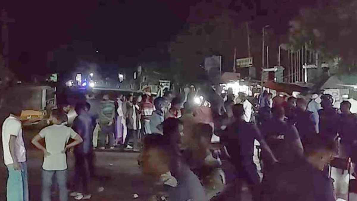 দুই গ্রামবাসীর মধ্যে সংঘর্ষ, ওসিসহ আহত ২০