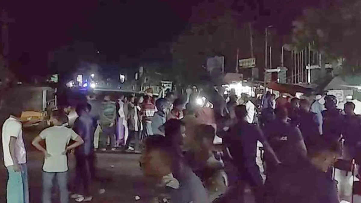 দুই গ্রামবাসীর মধ্যে সংঘর্ষ, ওসিসহ আহত ২০