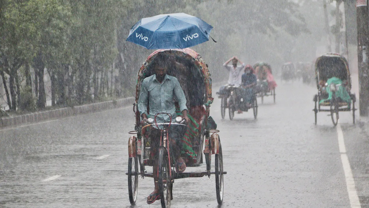 আগামী ৪৮ ঘণ্টায় ১৩ জেলায় ভারী বর্ষণ! সতর্কতা জারি