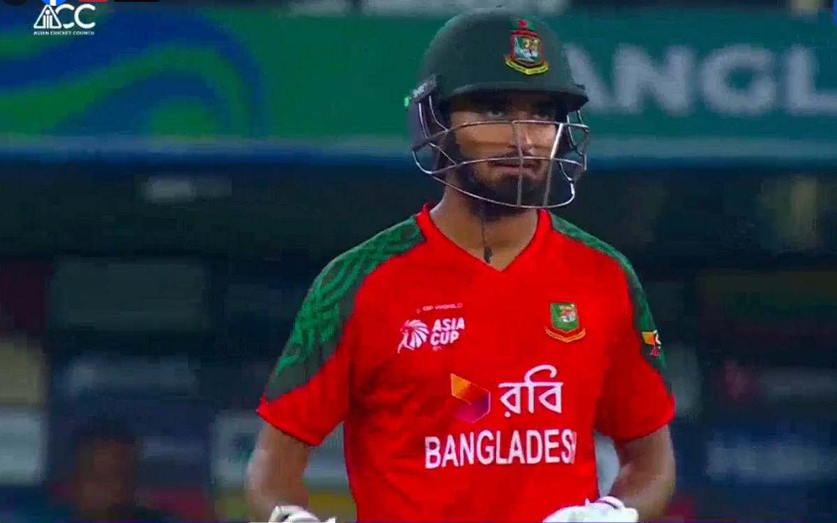 চলছে বাংলাদেশ বনাম পাকিস্তান ম্যাচ: উইকেট পড়ছে টপাটপ,খেলা সরাসরি দেখুন LIVE