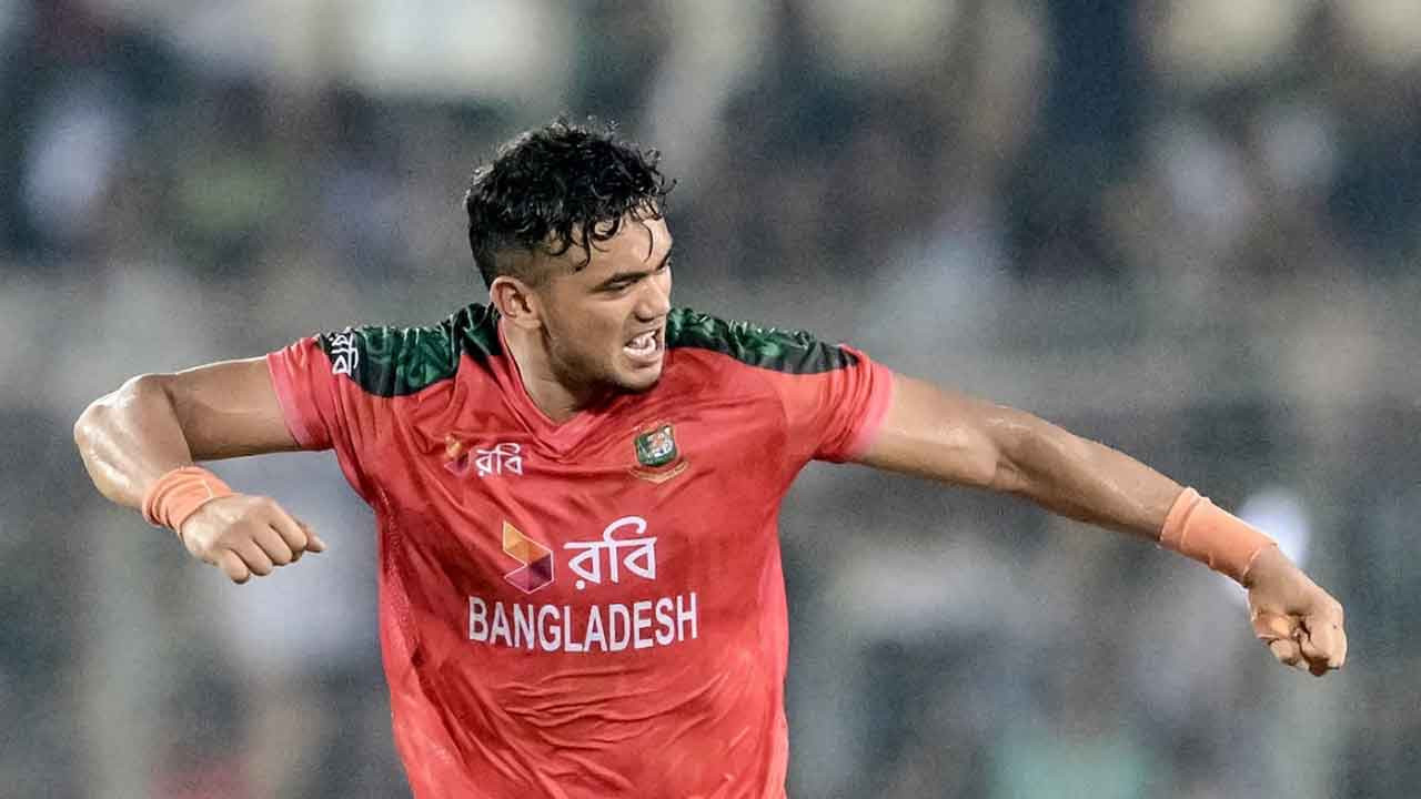 পাকিস্তানের বিপক্ষে অলিখিত সেমিফাইনালে একের পর এক উইকেট নিচ্ছে বাংলাদেশ