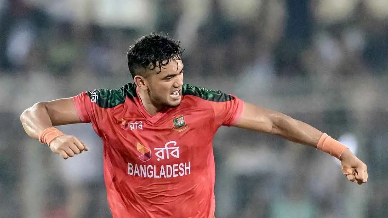 পাকিস্তানের বিপক্ষে অলিখিত সেমিফাইনালে একের পর এক উইকেট নিচ্ছে বাংলাদেশ