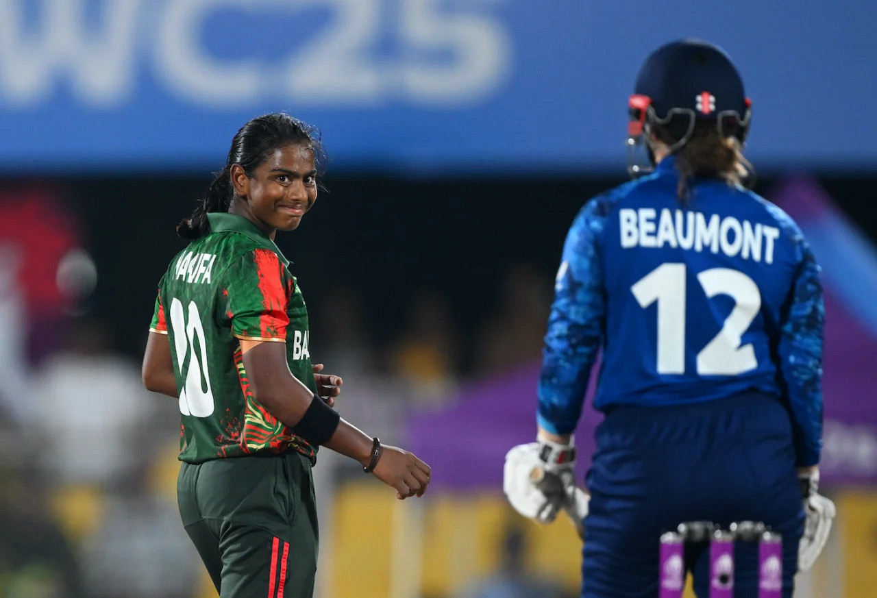 ইংল্যান্ড বিপাকে! মারুফার আগুনে বোলিংয়ে টালমাটাল বিশ্বকাপের চ্যাম্পিয়নরা