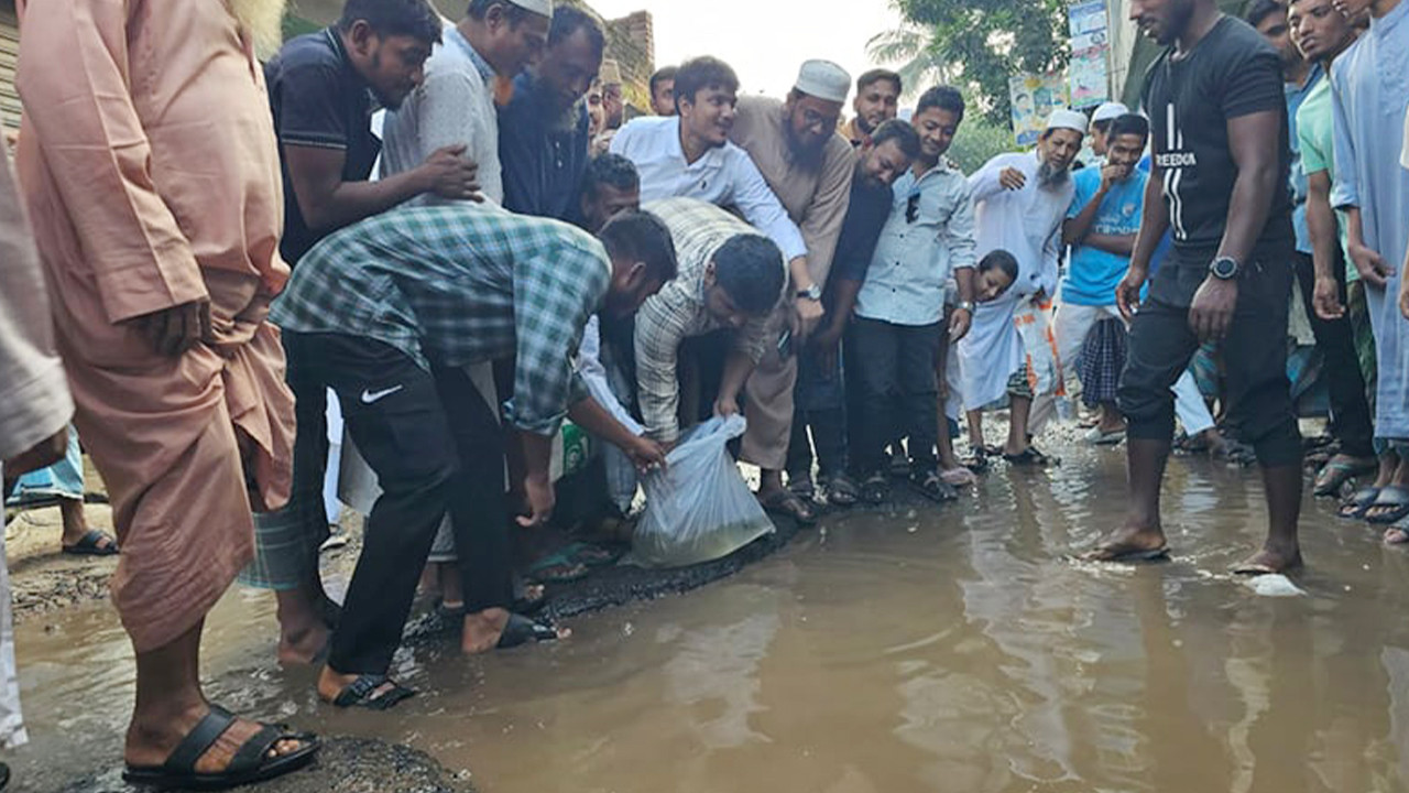 হাসনাত আব্দুল্লাহর কান্ড দেখে চমকে গেলেন সবাই, করলেন অভিনব প্রতিবাদ