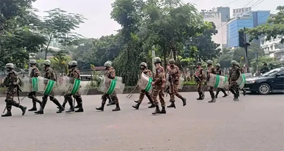 পুলিশের সঙ্গে সংঘর্ষের পর সংসদ এলাকায় সেনাবাহিনীর অবস্থান