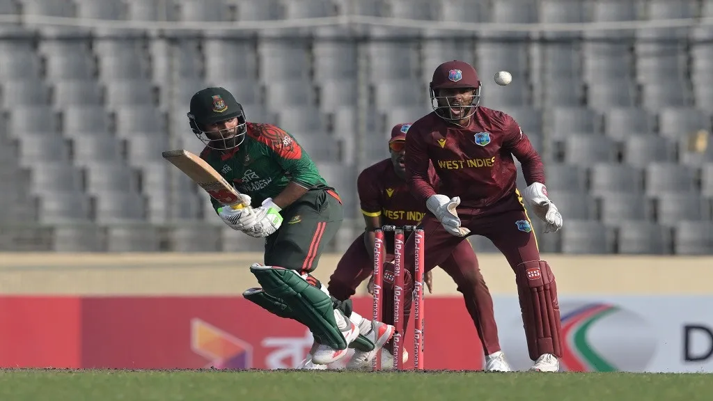 হাফসেঞ্চুরি করেই আউট হলেন হৃদয়, খেলাটি সরাসরি দেখুন এখানে (LIVE)