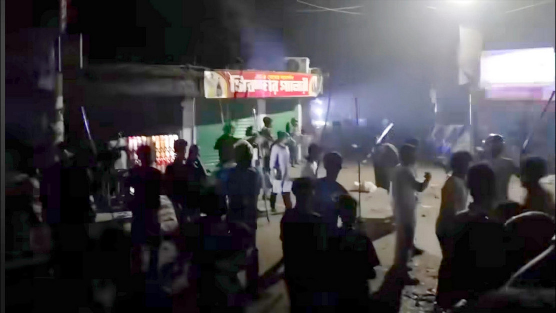 টর্চের আলোয় মাঝ রাতের সংঘর্ষ, দুই গ্রাম সংঘর্ষে আহত অন্তত ৩০