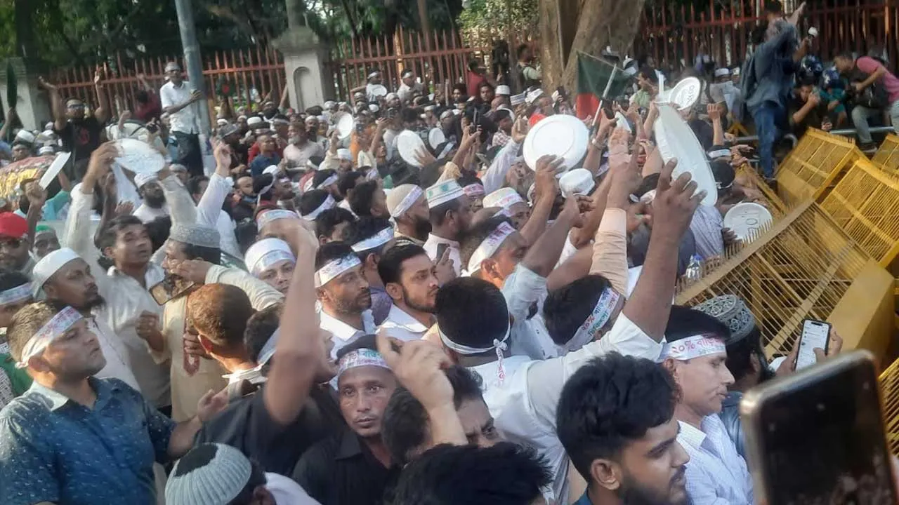 এবার যে উপদেষ্টার পদত্যাগ চায় শিক্ষকরা