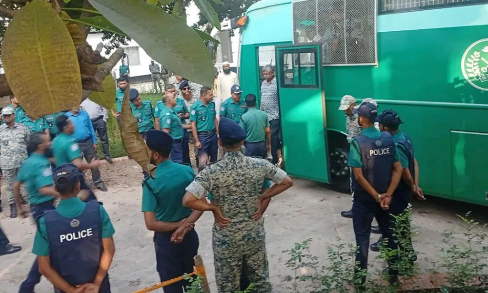 সেনা কর্মকর্তাদের ট্রাইব্যুনালে আনা হয়েছে