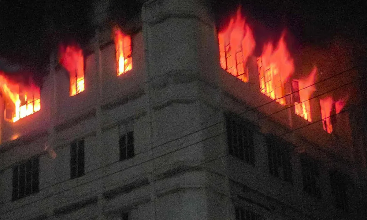 রাজধানীর পল্লবীতে ভয়াবহ আগুন! মুহূর্তেই পুড়ে গেল কমিউনিটি সেন্টার