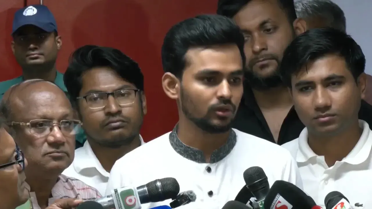 পদত্যাগ করবেন উপদেষ্টা আসিফ, নির্বাচন করবেন যে আসন থেকে