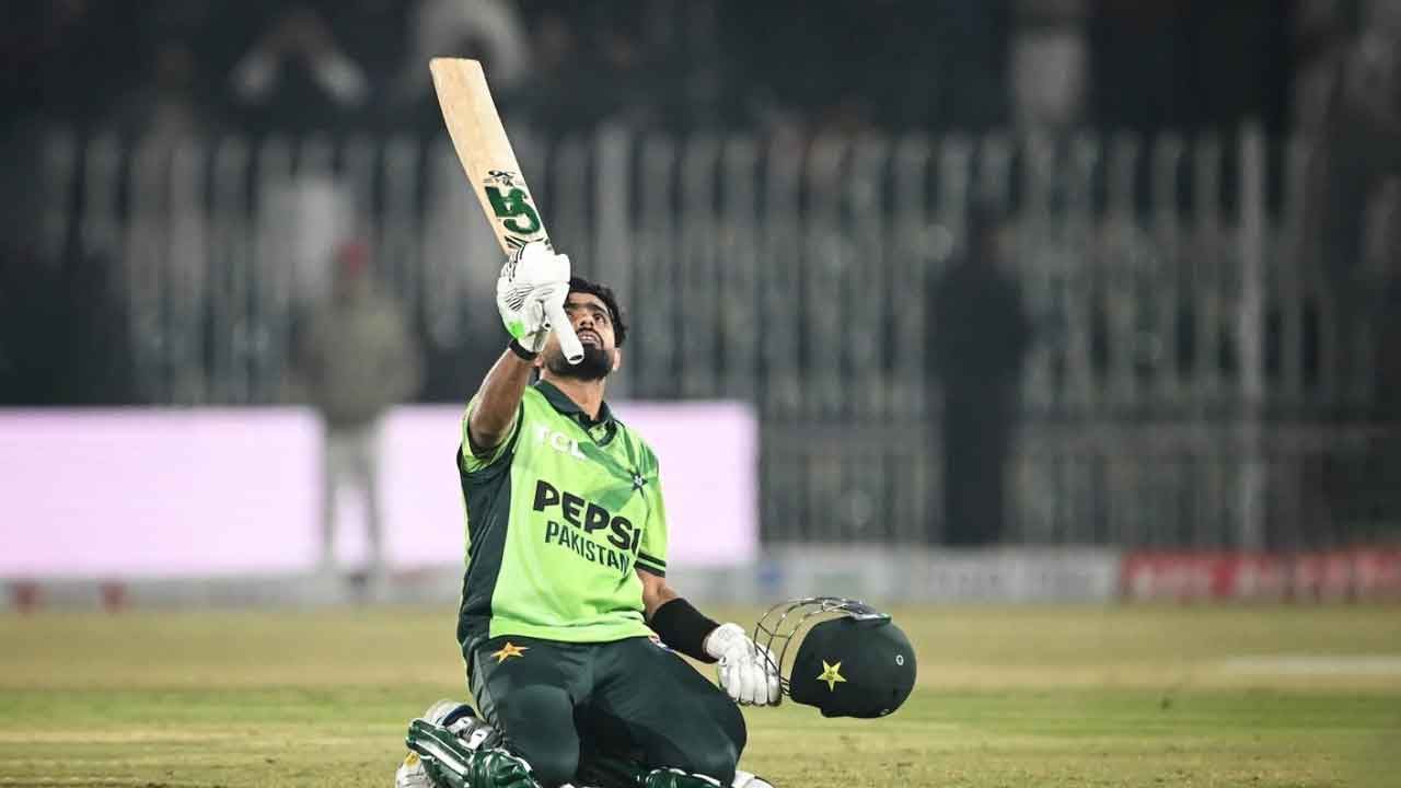 বাবর আজমকে শাস্তি দিলো আইসিসি