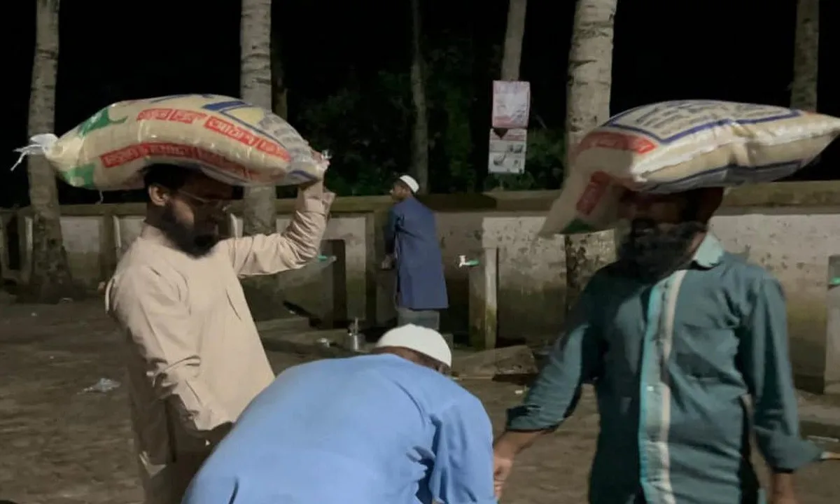 ১০ টাকার ইলিশ–১ টাকার মাংসের পর, এখন মধ্যরাতে ঘরে ঘরে চাল পৌঁছে দিচ্ছেন