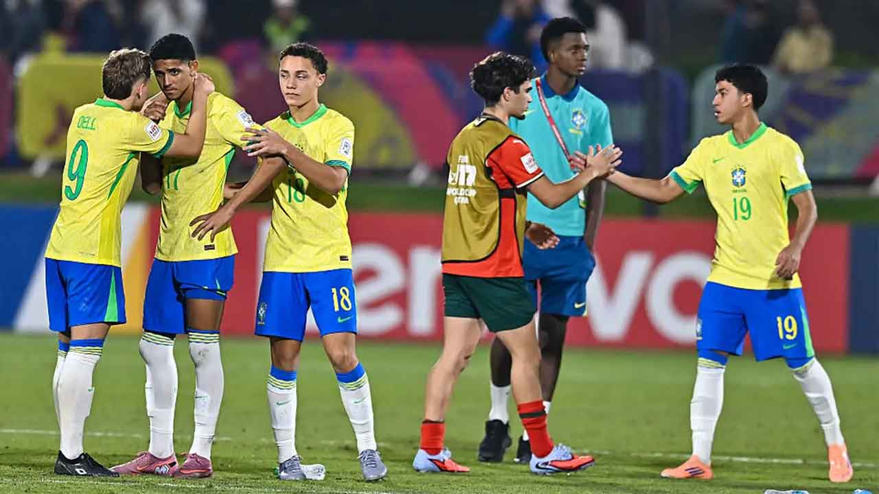 শুরুতেই লাল কার্ড, ইতালির বিরুদ্ধে ১০ জন নিয়ে খেলছে ব্রাজিল