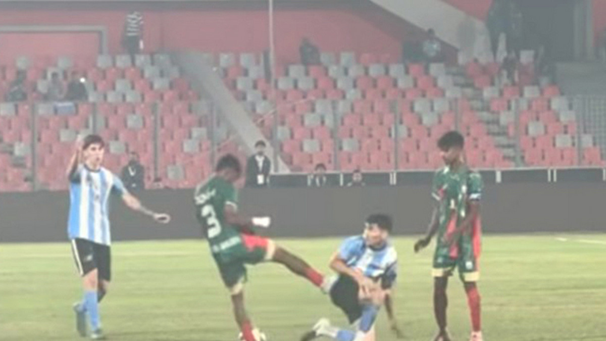 আর্জেন্টাইন খেলোয়াড়কে লাথি মারা সেই বাংলাদেশি ফুটবলারের পরিচয় অবশেষে জানা গেল