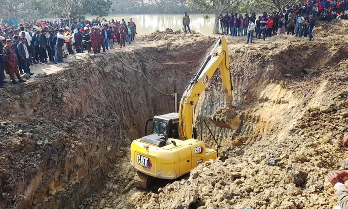 ৪২ ফুট গর্তেও মিলল না সাজিদের খোঁজ—উদ্ধারকর্মীদের টানা ২৫ ঘণ্টার লড়াই চলছেই
