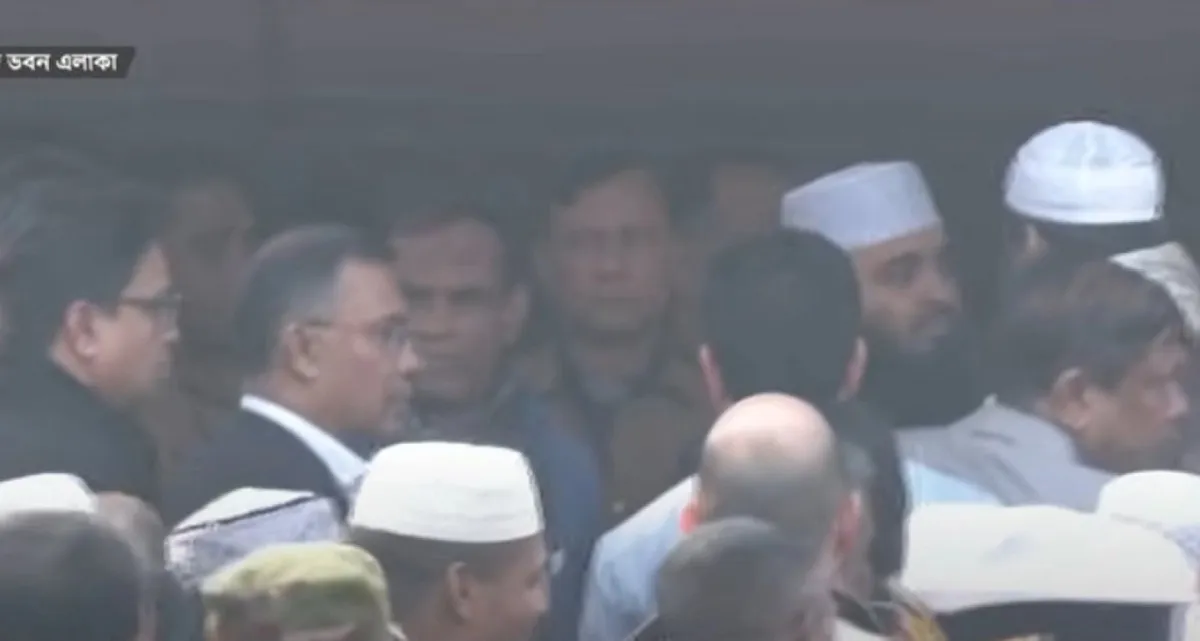 খালেদা জিয়ার কফিন কাঁধে নিলেন মিজানুর রহমান আজহারী