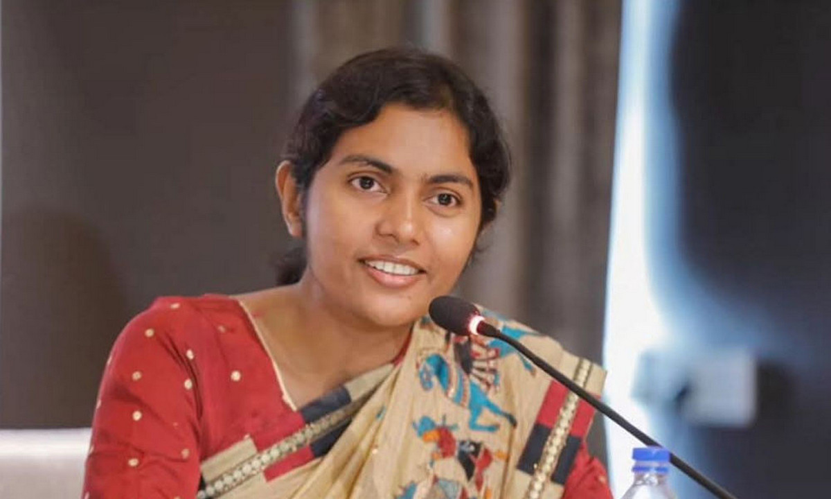 নারীর সঙ্গে বসতেই আপত্তি, প্রতিনিধিত্ব কর‌বেন কিভাবে?
