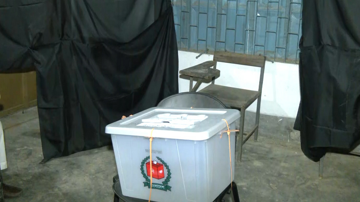 ৪ জেলায় ৫ নির্বাচনি কর্মকর্তা প্রত্যাহার ও আটক