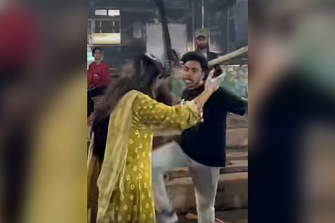 ঢাবিতে নারীর দিকে লাঠি নিয়ে তেড়ে আসার ভিডিও ভাইরাল