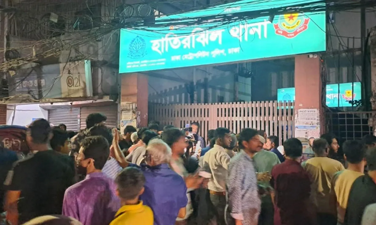 রাজধানীতে থানা ঘেরাও: উত্তেজনা চরমে