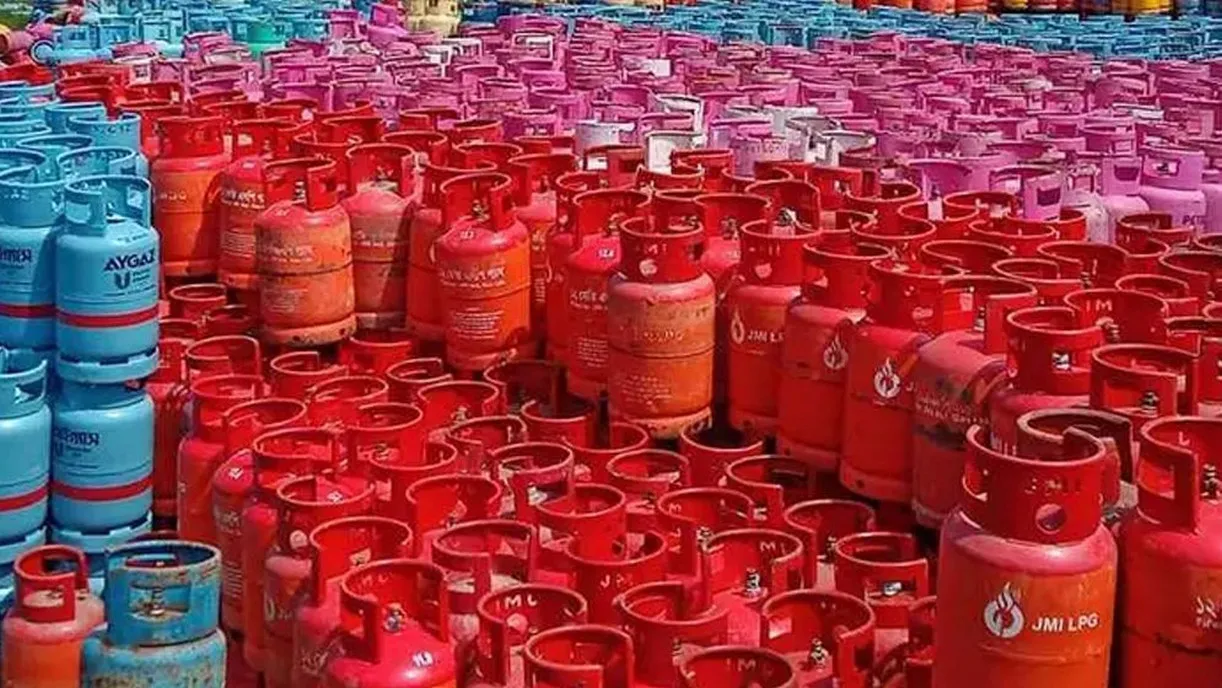 এলপিজির দাম নিয়ে শেষমেশ সুখবর! যা ঘোষণা করলেন বাণিজ্যমন্ত্রী