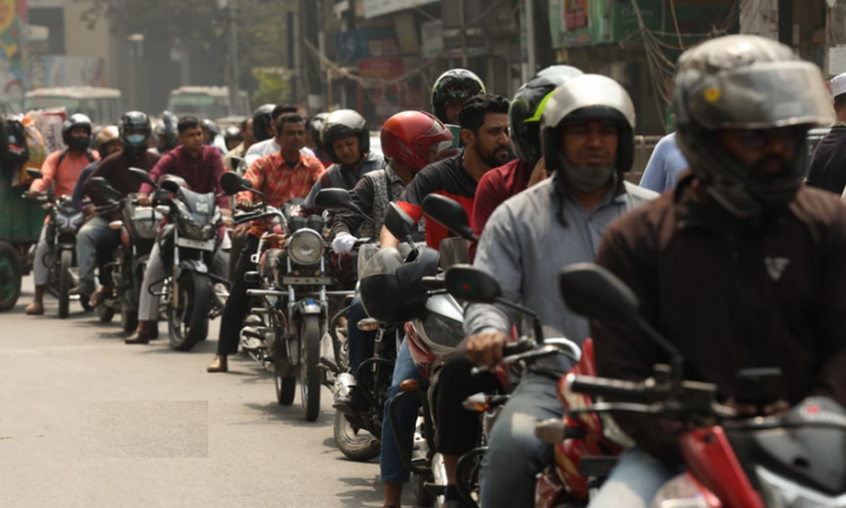 জ্বালানি বিক্রিতে নতুন নিয়ম: মোটরসাইকেলে একবারে যত লিটার তেল পাবে