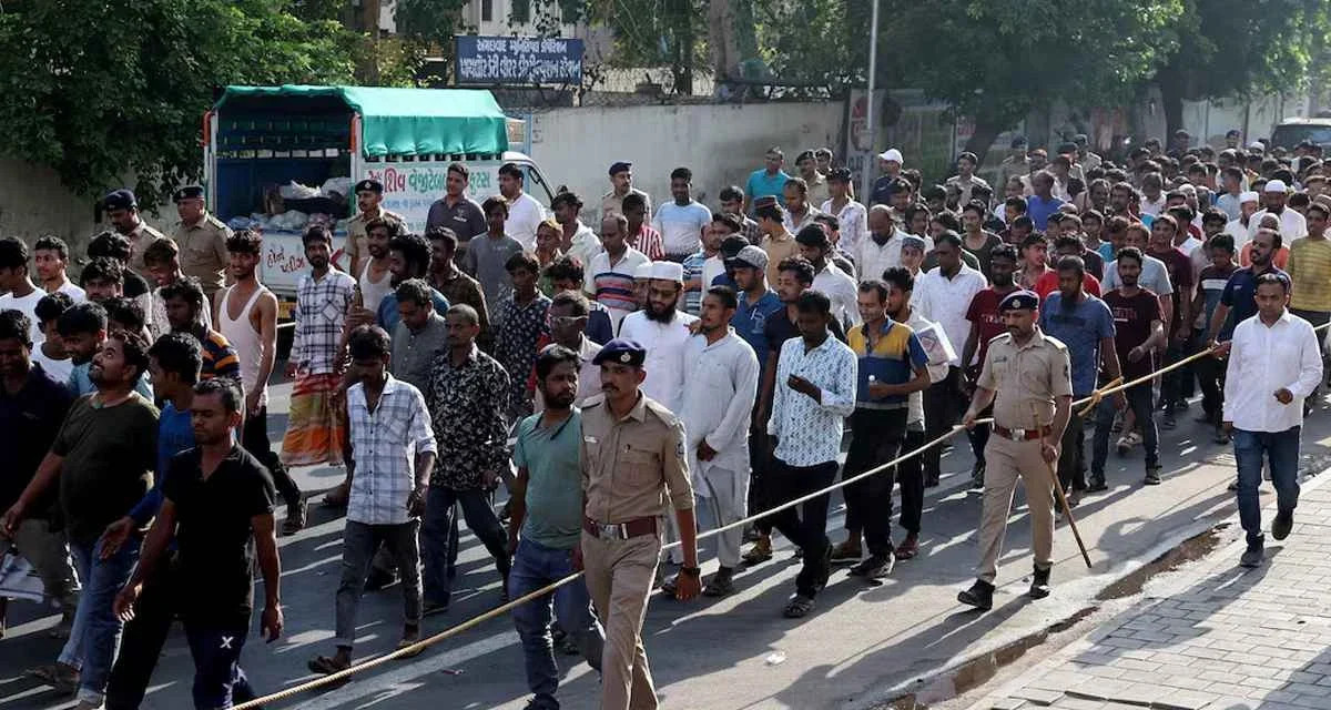 বাংলাদেশি সন্দেহে নারী-শিশুসহ ১২৪ জন আটক