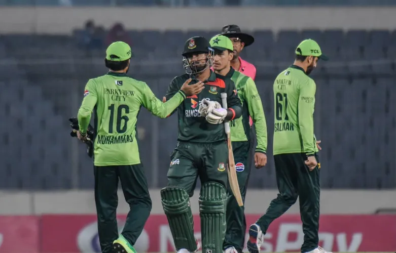 দুর্দান্ত ব্যাটিংয়ে সাদাকাত, শুরুতেই চাপে টাইগাররা