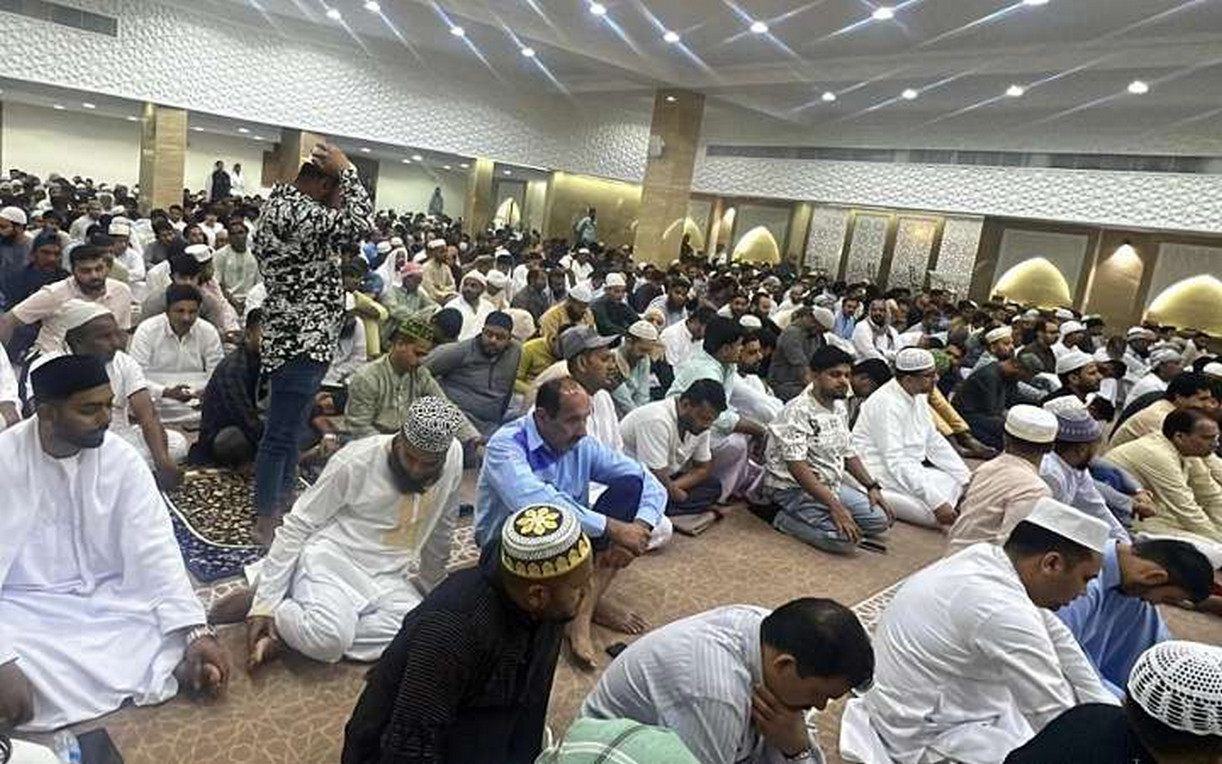 আনন্দের বার্তা নিয়ে এলো ঈদ: সারা দেশে উদযাপিত হচ্ছে পবিত্র ঈদুল ফিতর
