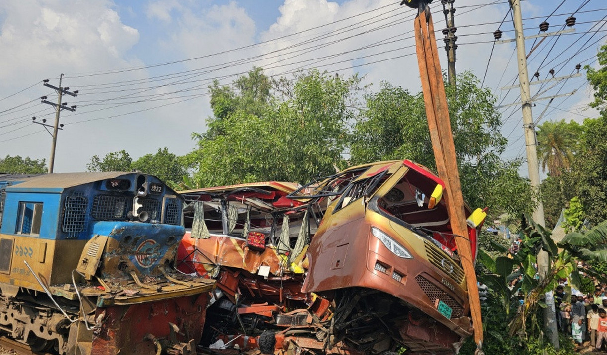 হঠাৎ বিকট শব্দ শুনে নিচে এসে দেখি ‘লাশ আর লাশ’