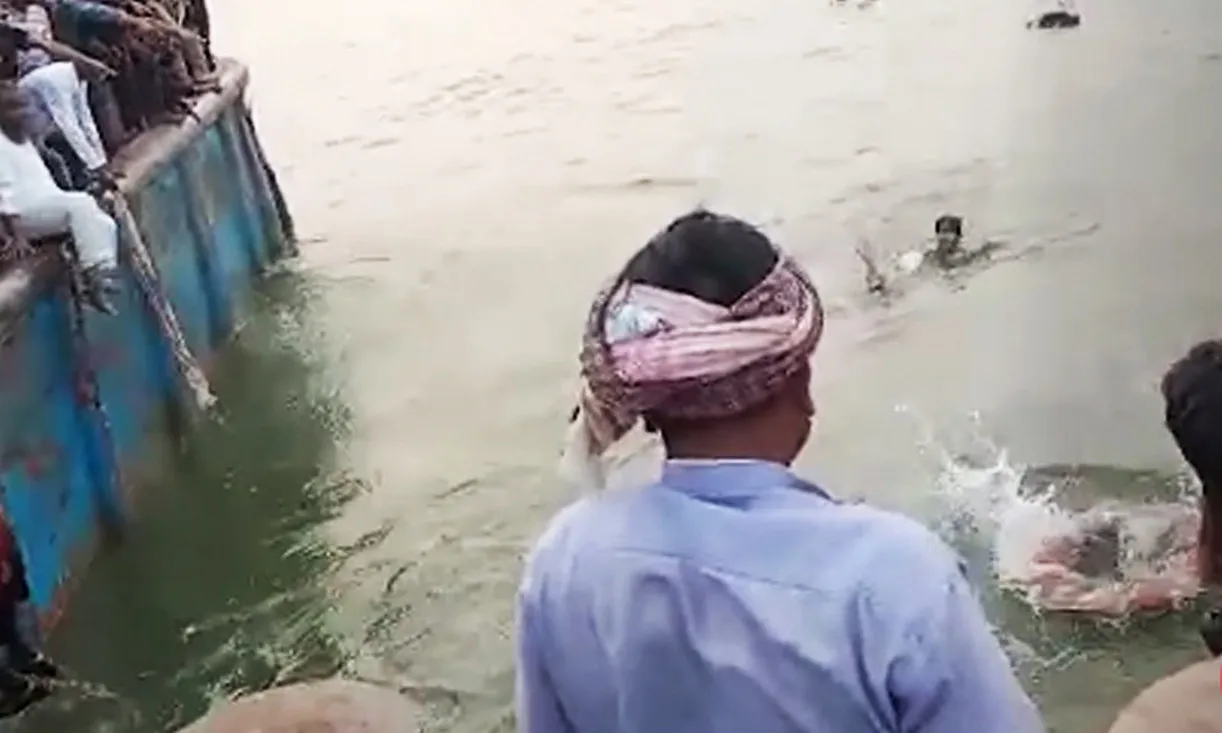 পদ্মায় ডুবে গেল যাত্রীবাহী বাস—মুহূর্তেই বিভীষিকা, বহু হতাহতের আশঙ্কা