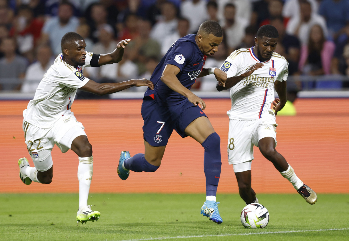 PSG বনাম Lyon লাইভ ম্যাচে চমক: মাত্র ৩৩ মিনিটেই ২-০ গোল, দেখুন LIVE আপডেট