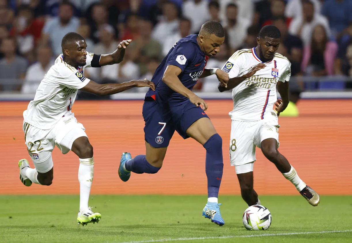 PSG বনাম Lyon লাইভ ম্যাচে চমক: মাত্র ৩৩ মিনিটেই ২-০ গোল, দেখুন LIVE আপডেট