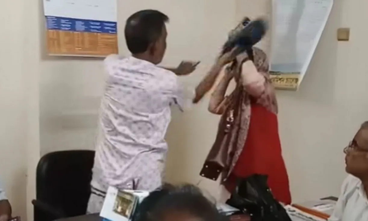 কলেজশিক্ষিকাকে বিএনপি নেতার জুতাপেটা, নেপথ্যে কী