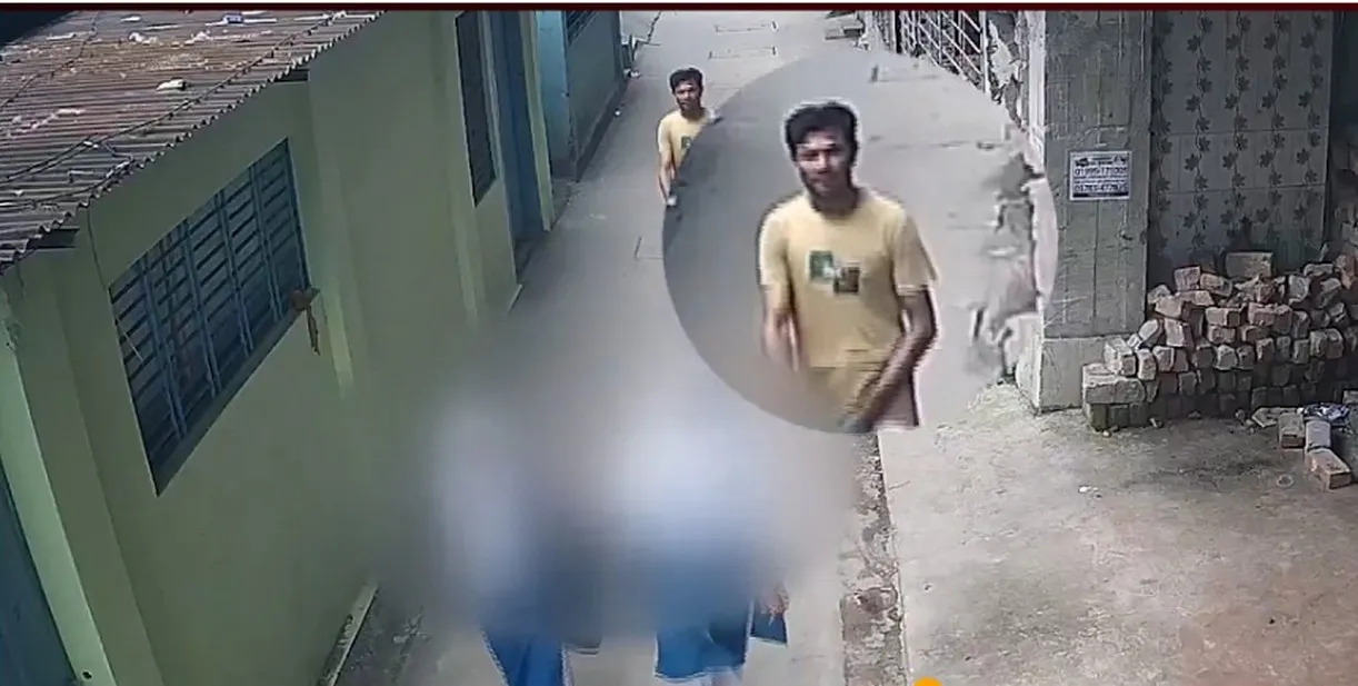 প্রকাশ্যে স্কুলছাত্রীদের সঙ্গে যা করলো যুবক, এলাকাবাসী সহ সকলেই হতবাক
