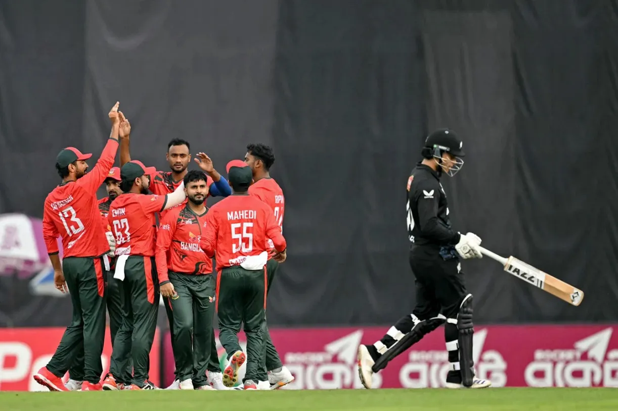 লাইভ ম্যাচে দারুণ লড়াই, বাংলাদেশের ১০২ রানের জবাবে এগিয়ে নিউজিল্যান্ড