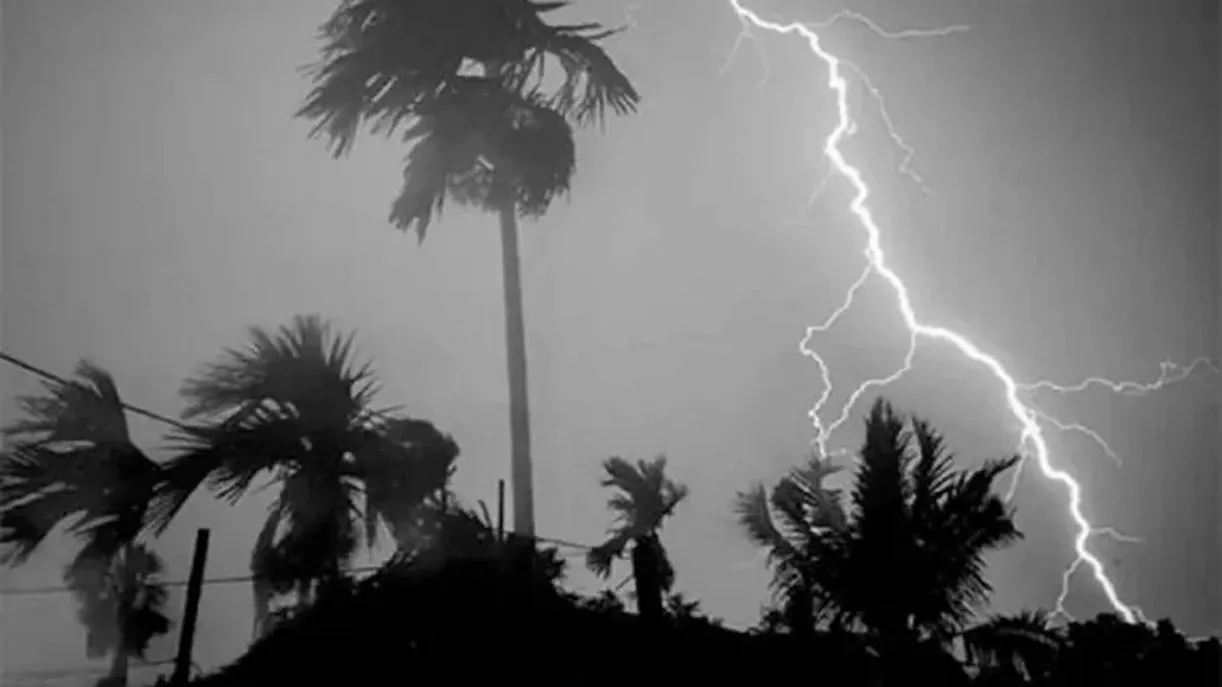 মধ্যরাতে ৪ অঞ্চলে ঝড়-বৃষ্টির সতর্কতা