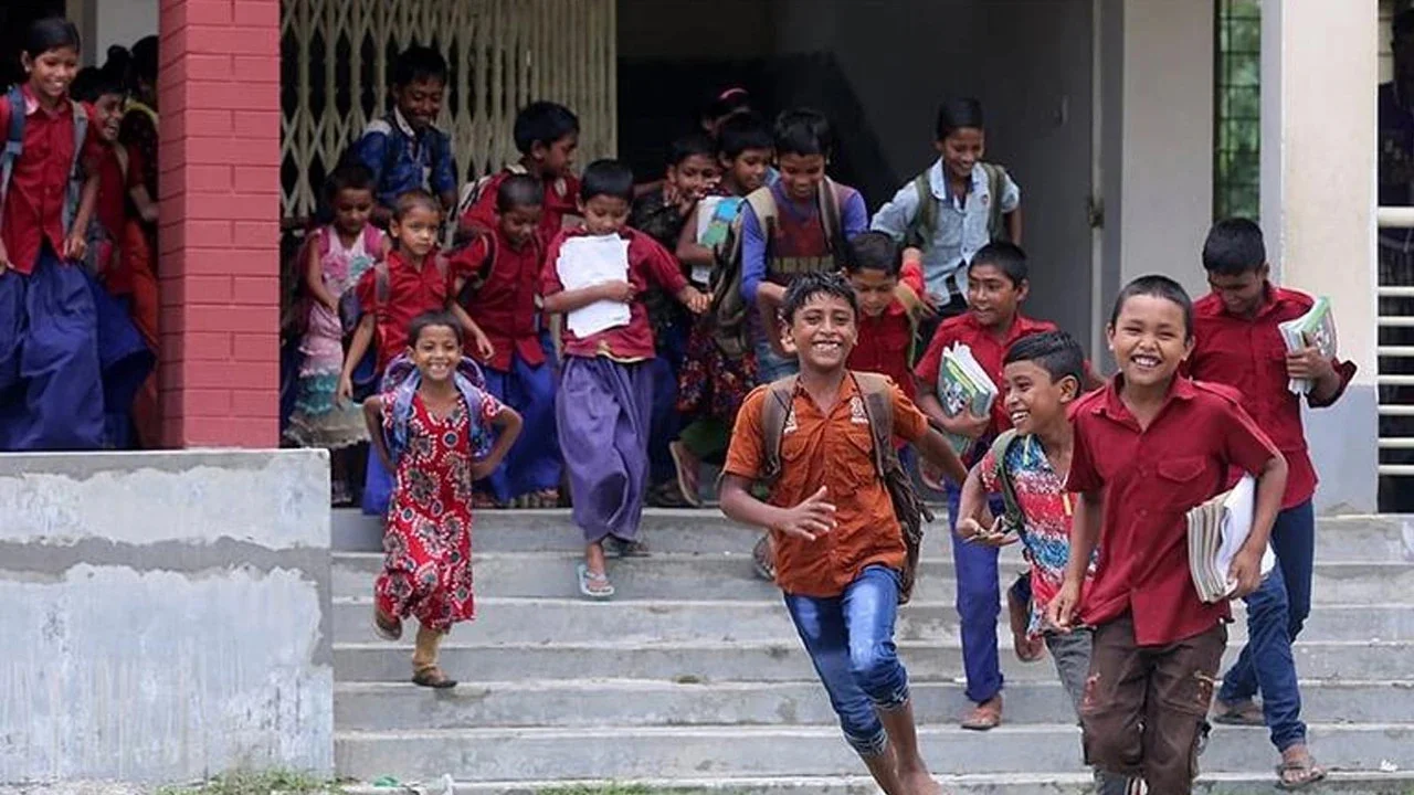 আগস্ট-সেপ্টেম্বরে টানা ছুটি: শিক্ষাপ্রতিষ্ঠান কবে খোলা, কবে বন্ধ জেনেনিন পূর্ণ তালিকা