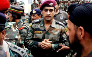 লে: কর্নেল ধোনিকে তিরস্কার করলো কাশ্মীরিরা