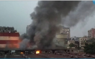 এইমাত্র পাওয়া : রাজধানীর মার্কেটে ভয়াবহ আগুন