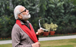দেড় লাখ টাকার চশমা পরে সূর্যগ্রহণ দেখলেন ‘ফকির’ মোদি