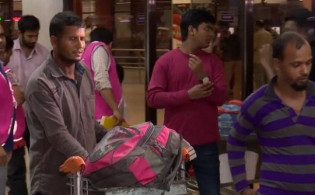 অফিস ড্রেস অবস্থায় যে কারনে ১৭৬ কর্মীকে দেশে ফেরত পাঠাল সৌদি আরব