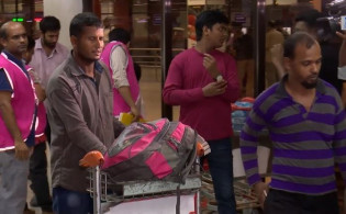 অফিস ড্রেস-সিমেন্ট মাখানো জুতা পরা অবস্থায় ১৭৬ কর্মীকে সৌদি থেকে ফেরত